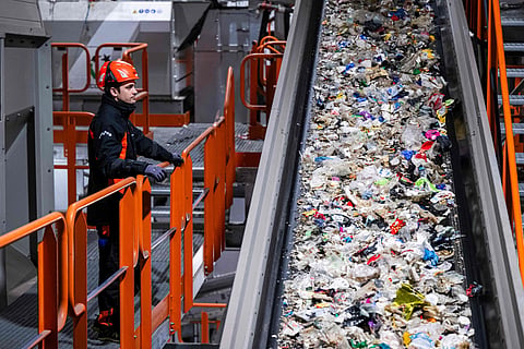 A Comissão Europeia estabeleceu o objetivo da reutilização anual de 10 milhões de toneladas de polímeros reciclados entre 2025 e 2030.