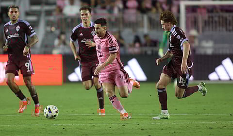 Lionel Messi ao centro, num jogo da Major Soccer League (MLS). FOTO: Chris ARJOON/AFP