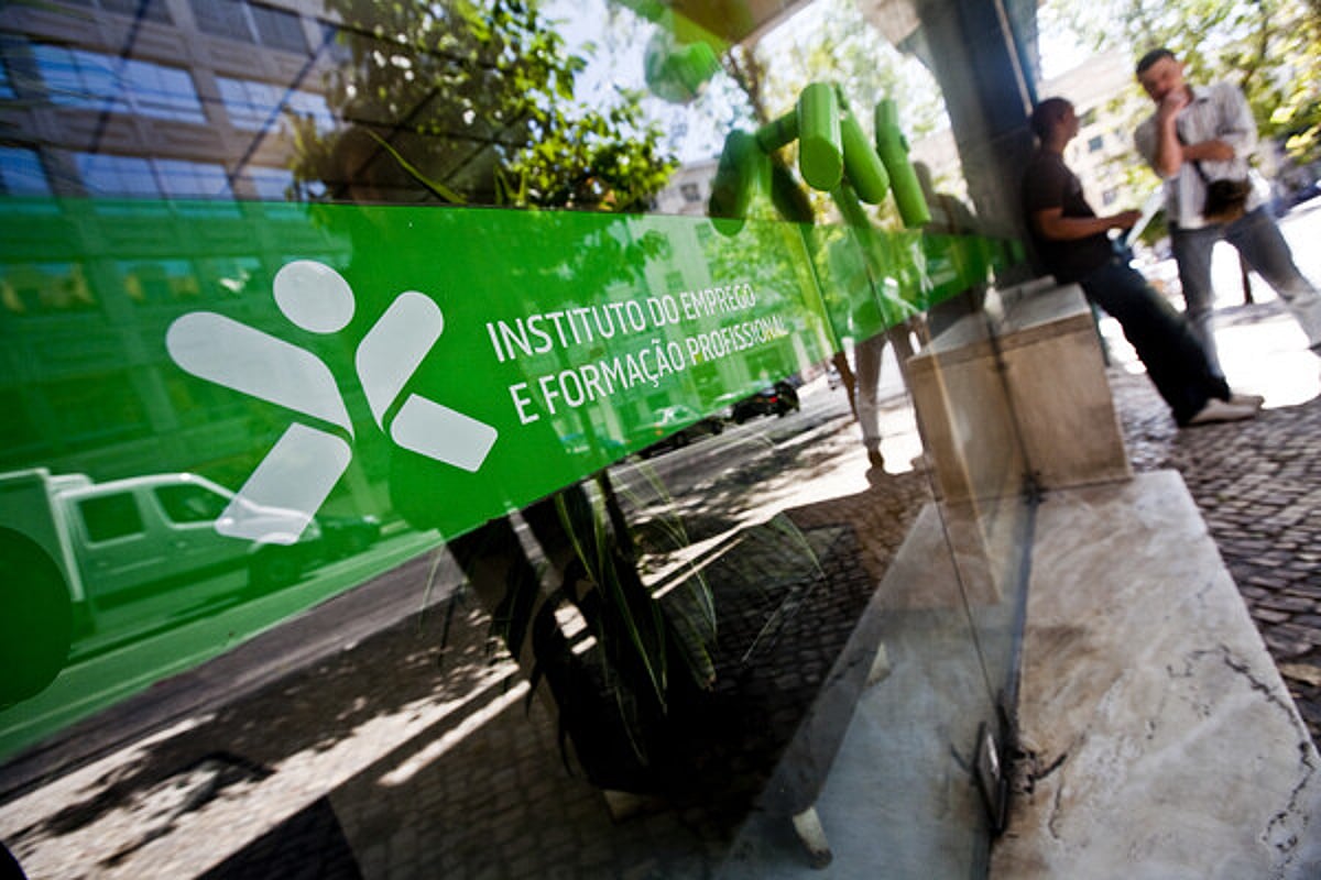 Unemployment falls 7.2% year‑on‑year to almost 300,000 registered in November