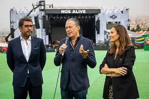 O diretor-geral da promotora Everything is New, Álvaro Covões (ao centro), acompanhado pelo vice-presidente da câmara  de Oeiras, Francisco Gonçalves, e pela diretora de engenharia de redes da NOS, Judite Reis. Foto: Lusa