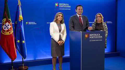 Luís Montenegro com as ministras da Saúde e da Segurança Social a 9 de maio de 2024, no anúncio das alterações ao CSI, incluindo a comparticipação a 100% dos medicamentos prescritos aos beneficiários da prestação. Na altura, governo disse que medida custaria 10 milhões; despesa foi largamente ultrapassada.  