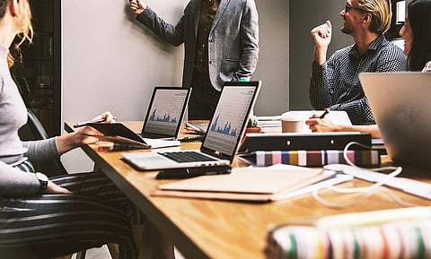 Mulheres em 30% dos cargos de gestão e desigualdade é maior nas grandes empresas -- estudo
