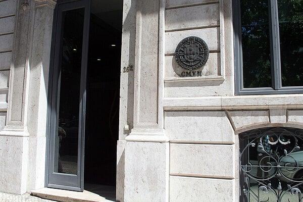Alerta CMVM: FNBC Invest/Seven Bank sem Autorização Financeira