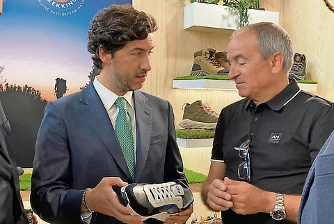 O secretário de Estado da Economia, João Rui Ferreira, com o CEO da Carité, Reinaldo Teixeira, em Milão.
Foto: D.R.