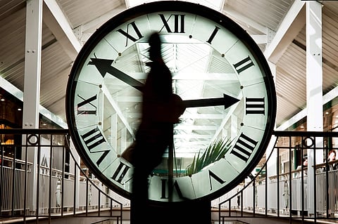 Uma hora 'mais perto' do Brasil. Chega ao fim o horário de verão em Portugal, veja o que muda