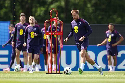 Jogador Harry Kane com a bola em treino da seleção de Inglaterra para o Euro 2024. FOTO: Adrian Dennis/AFP
