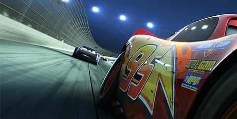 Faísca McQueen tem aparatoso acidente em “Cars 3”