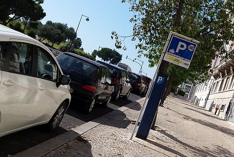 Carros estão largos demais para estacionar