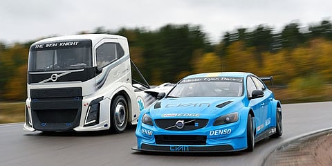 Supercamião Iron Knight de 2400 CV contra Volvo de competição, quem ganha?