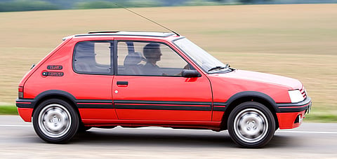 Jovens portugueses vão a África com o velhinho Peugeot 205