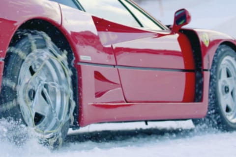 É suficientemente corajoso para conduzir um Ferrari F40 na neve?