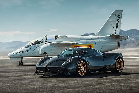 Pagani Huayra e avião a jato entram em combate
