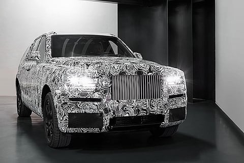 Rolls Royce revela teaser do seu primeiro SUV