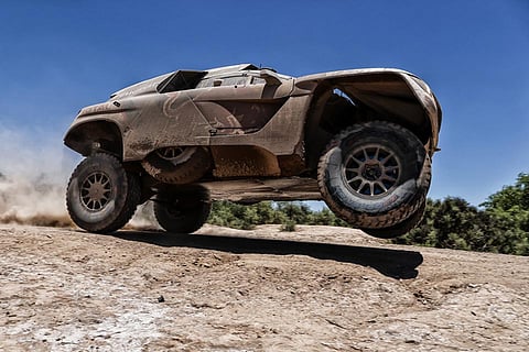 Dakar: Attiyah deixa três Peugeot na frente da prova