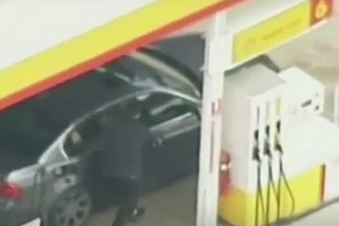 Condutor parou para reabastecer…durante perseguição policial
