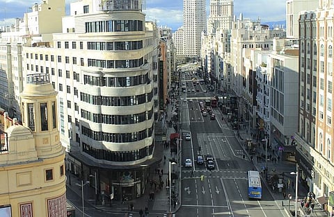 Principal via de Madrid tira automóveis para beneficiar peões