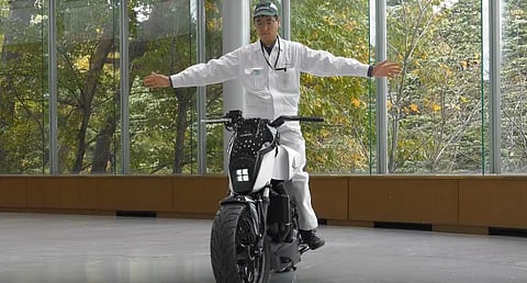 Honda apresenta moto autonivelante e carro que aprende emoções