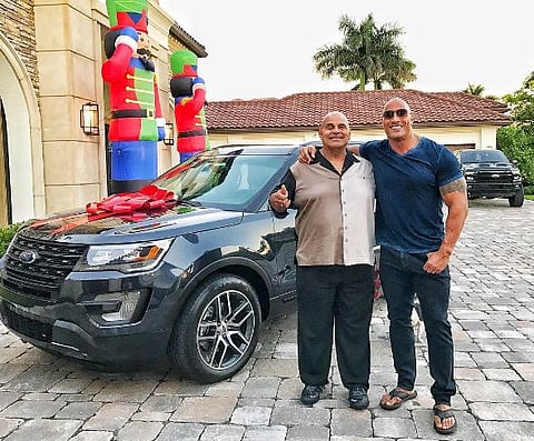 The Rock oferece carro novo ao seu pai