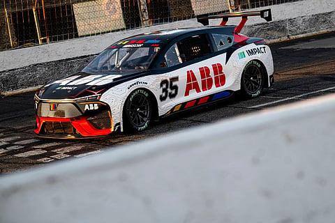 ABB revela carro de corrida NASCAR 100% elétrico