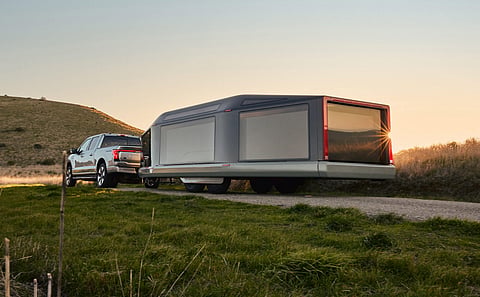 Ex-funcionários da Tesla desenvolveram caravana que não reduz autonomia de elétricos