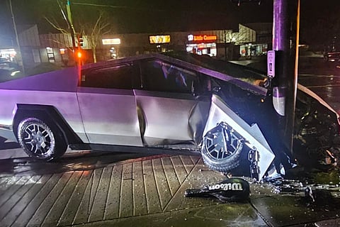 Condução automática atira Tesla Cybertruck contra poste