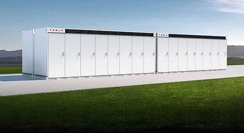 “Velocidade Tesla” constrói fábrica de baterias estacionárias