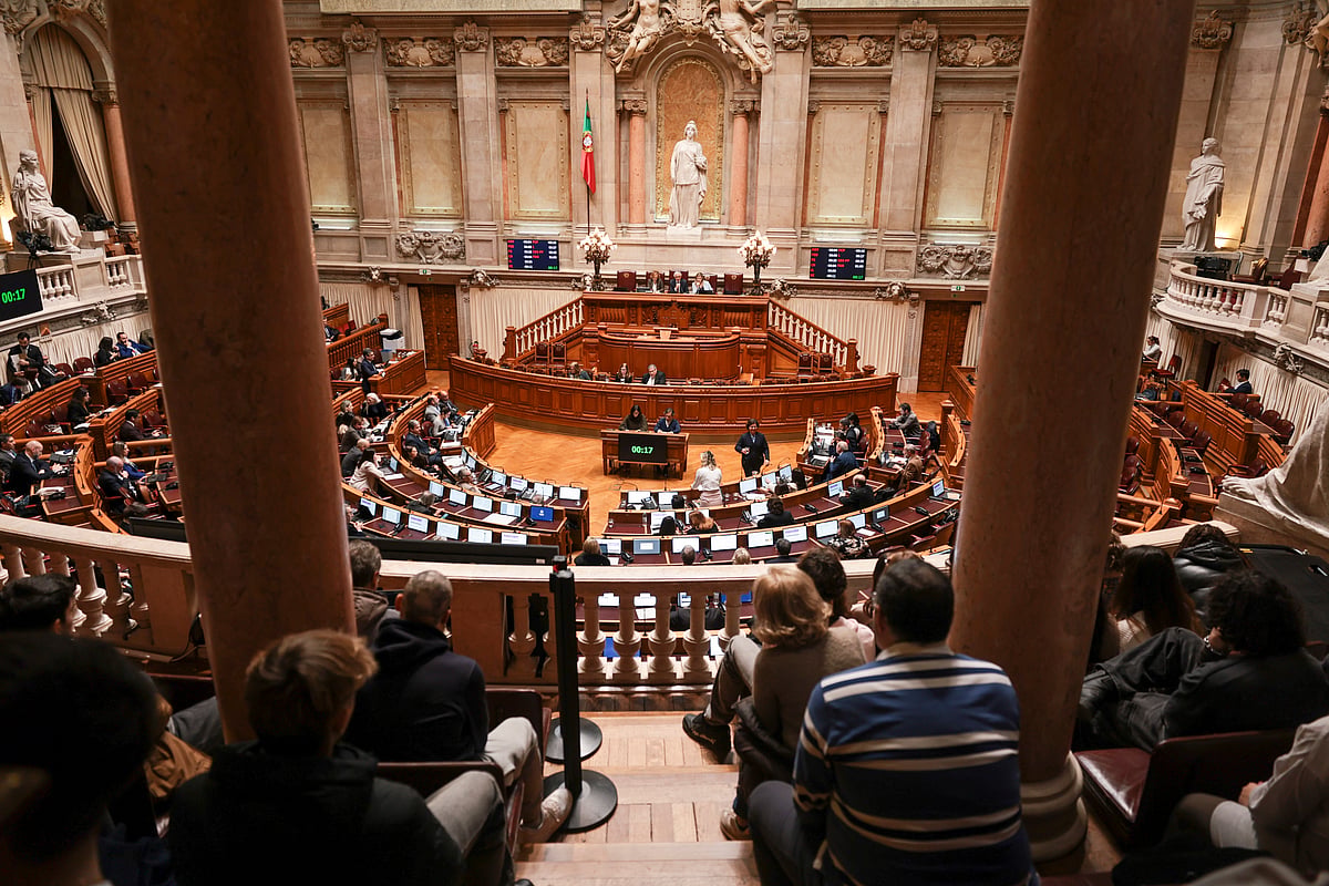 Parlamento rejeita fim do pagamento de subvenções vitalícias e antecipação da idade da reforma
