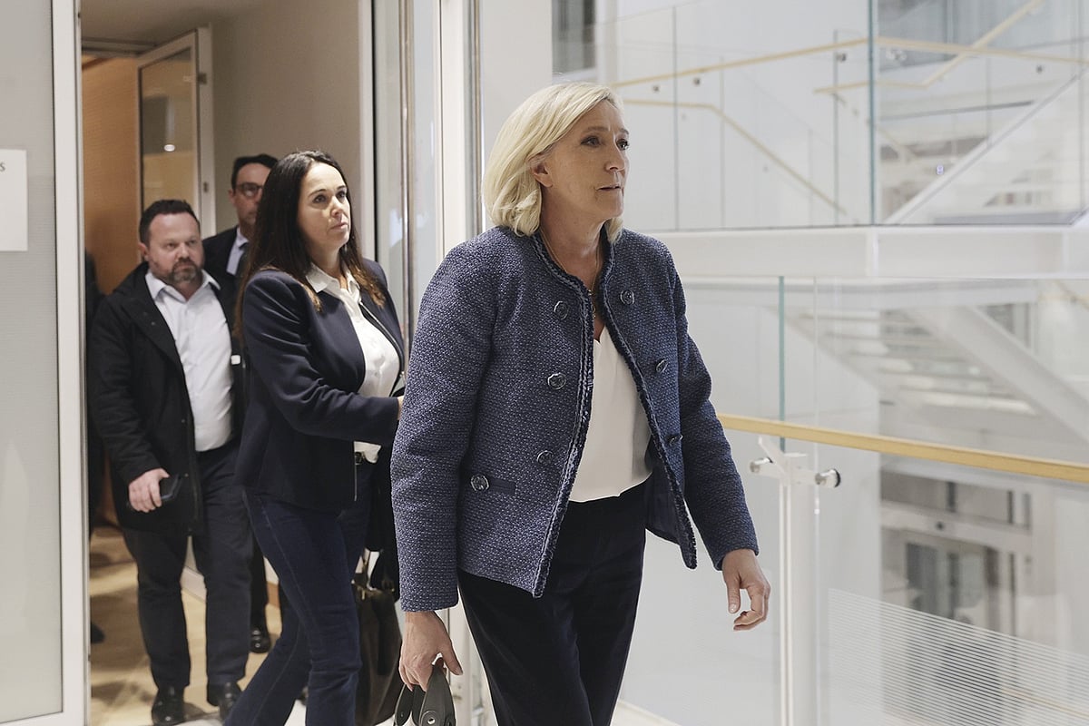 Tribunal abre caminho à candidatura presidencial de Le Pen, mas impõe pulseira eletrónica