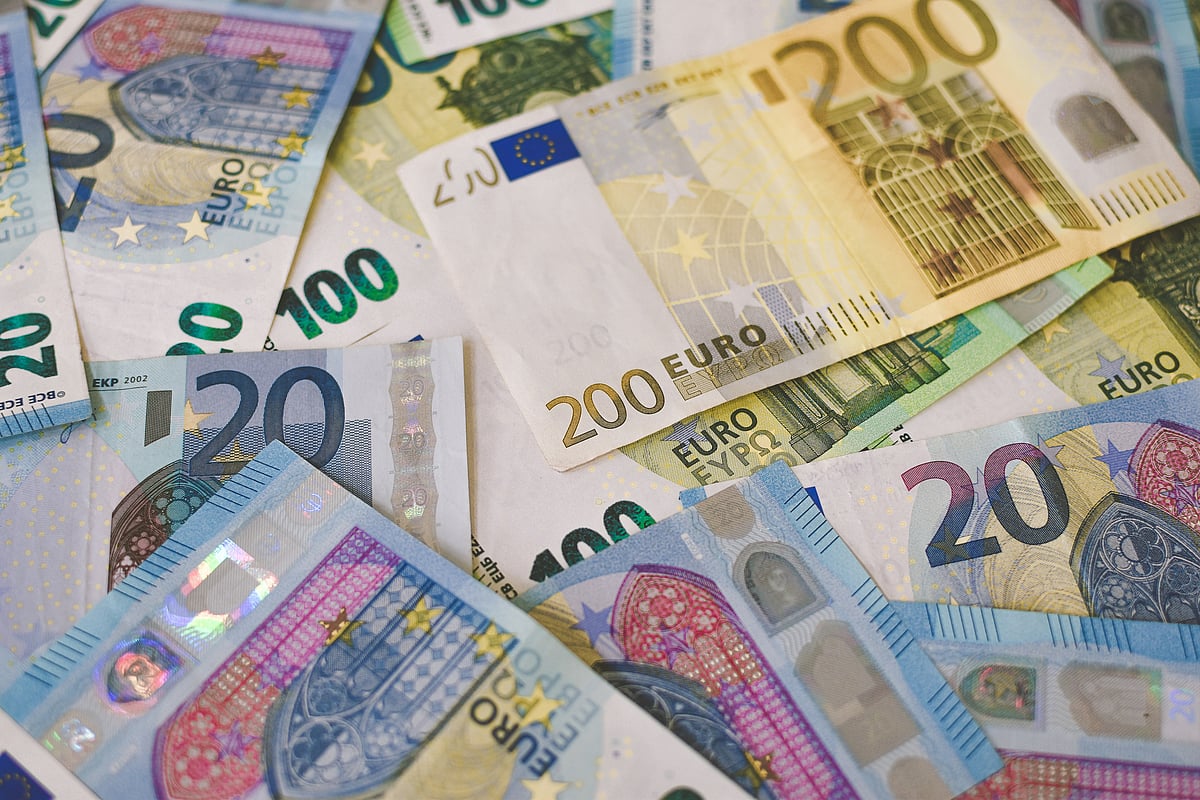 1,000 euro salary to pay 34 euros in income tax in November on salary and Christmas bonus