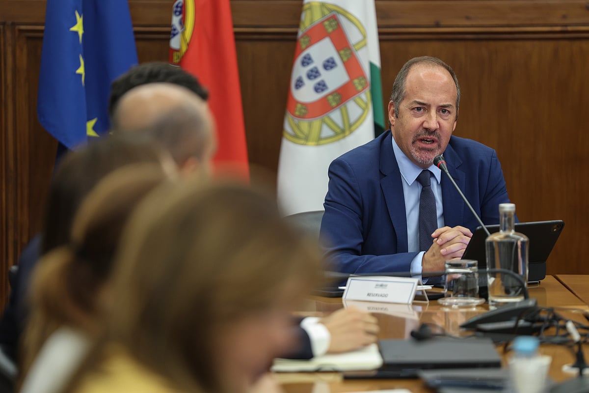 Parliament summons Bank of Portugal governor to clarify share purchases