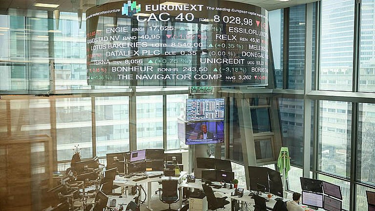 Stock markets recover and oil prices plummet after Trump promises end to war "very soon"