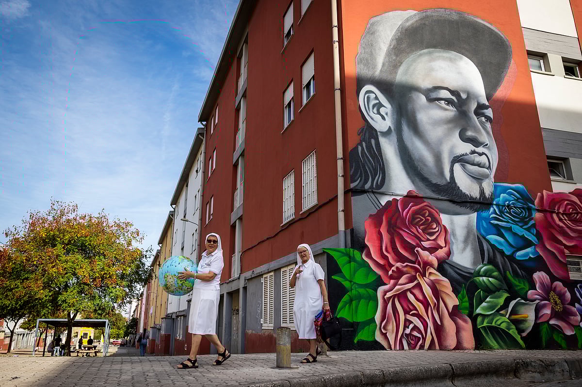 Two more police officers claim to have seen a knife near Odair Moniz's body