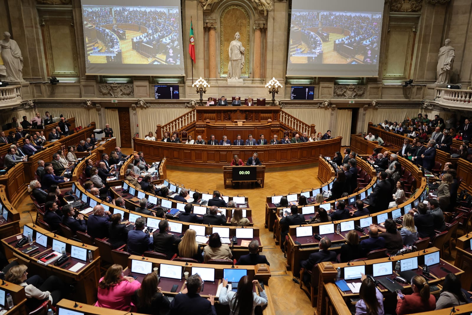 Situation of Portuguese citizens in Venezuela and regionalisation mark the parliamentary week