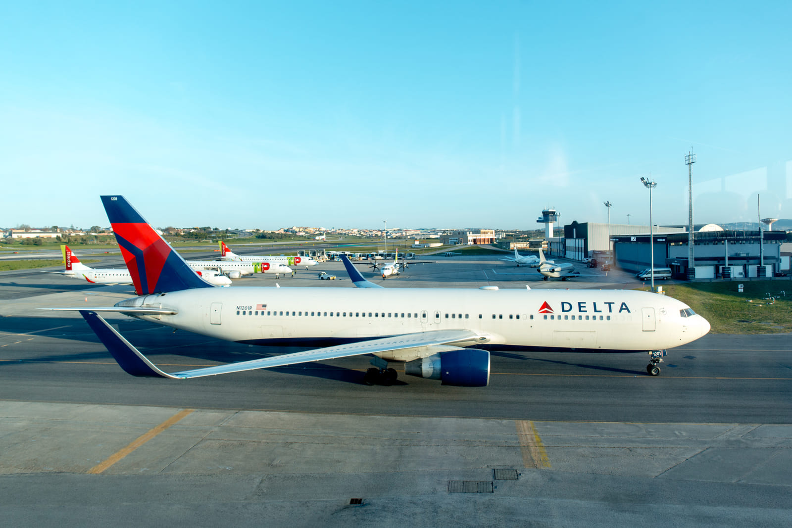 Delta Air Lines swings from profit to a 247 million loss in the first quarter