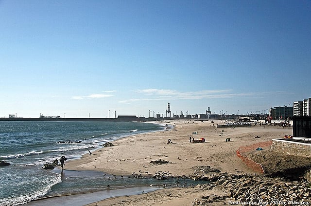 Praia de Matosinhos em Risco: Poluição Pode Impedir Zona Balnear