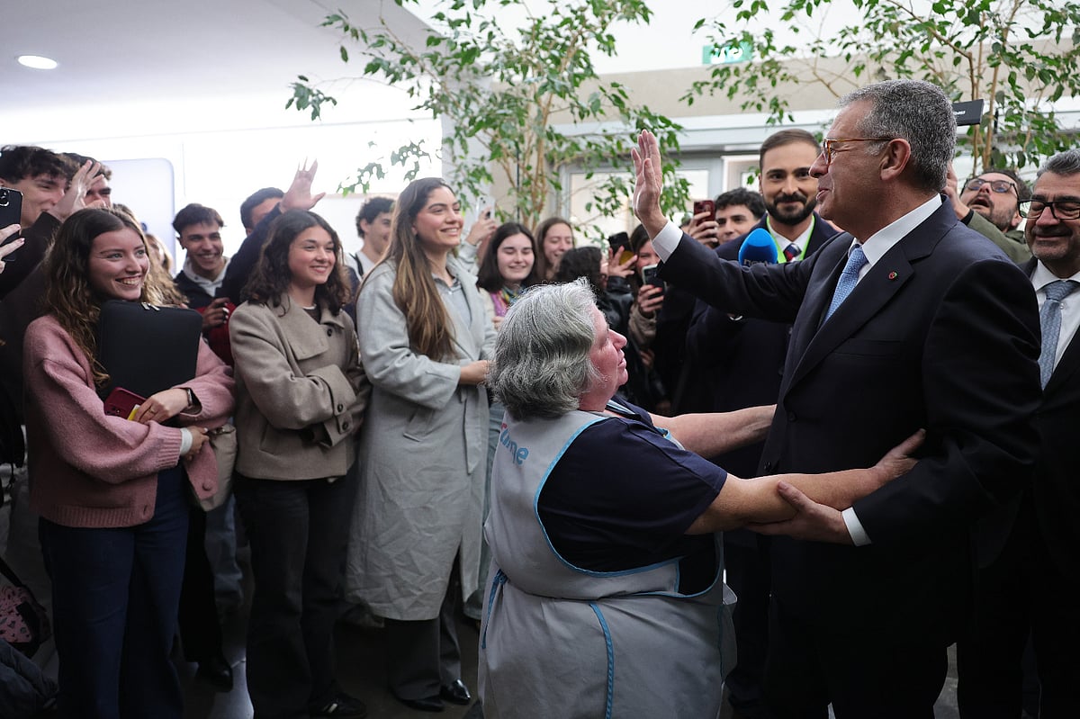 ‘Professor’ Seguro welcomed by three hundred at his former university