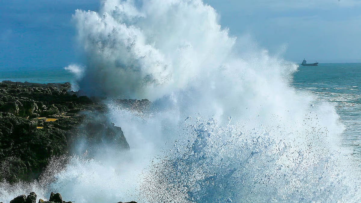 Six mainland districts under warning on Friday and Saturday due to rough seas