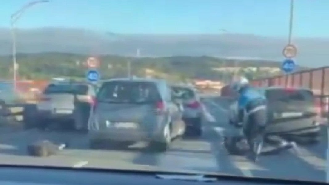 PSP officer injured after being struck by two men fleeing on the 25 de Abril Bridge (watch the video)