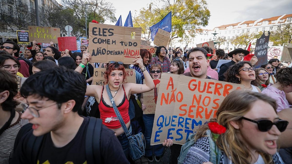 Students protest as Minister suggests inflation-linked tuition fee increases