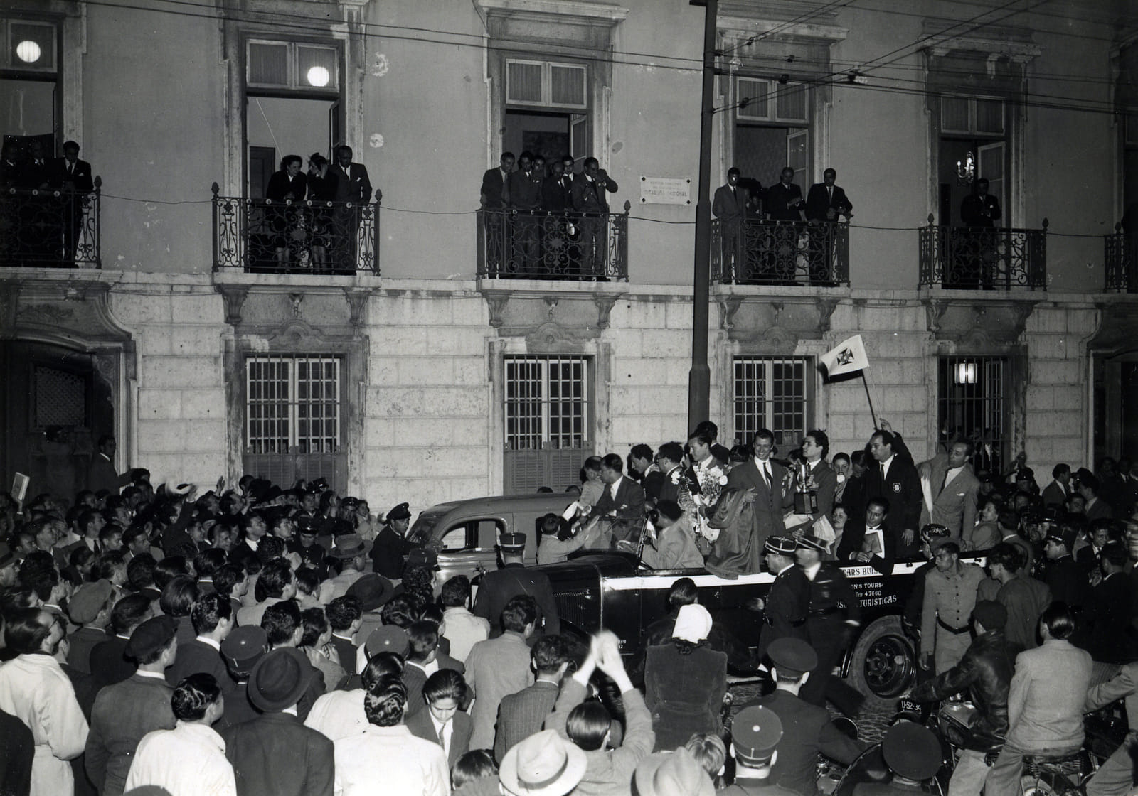 1948. "The people of Lisbon cheered in delirium" for the roller hockey heroes