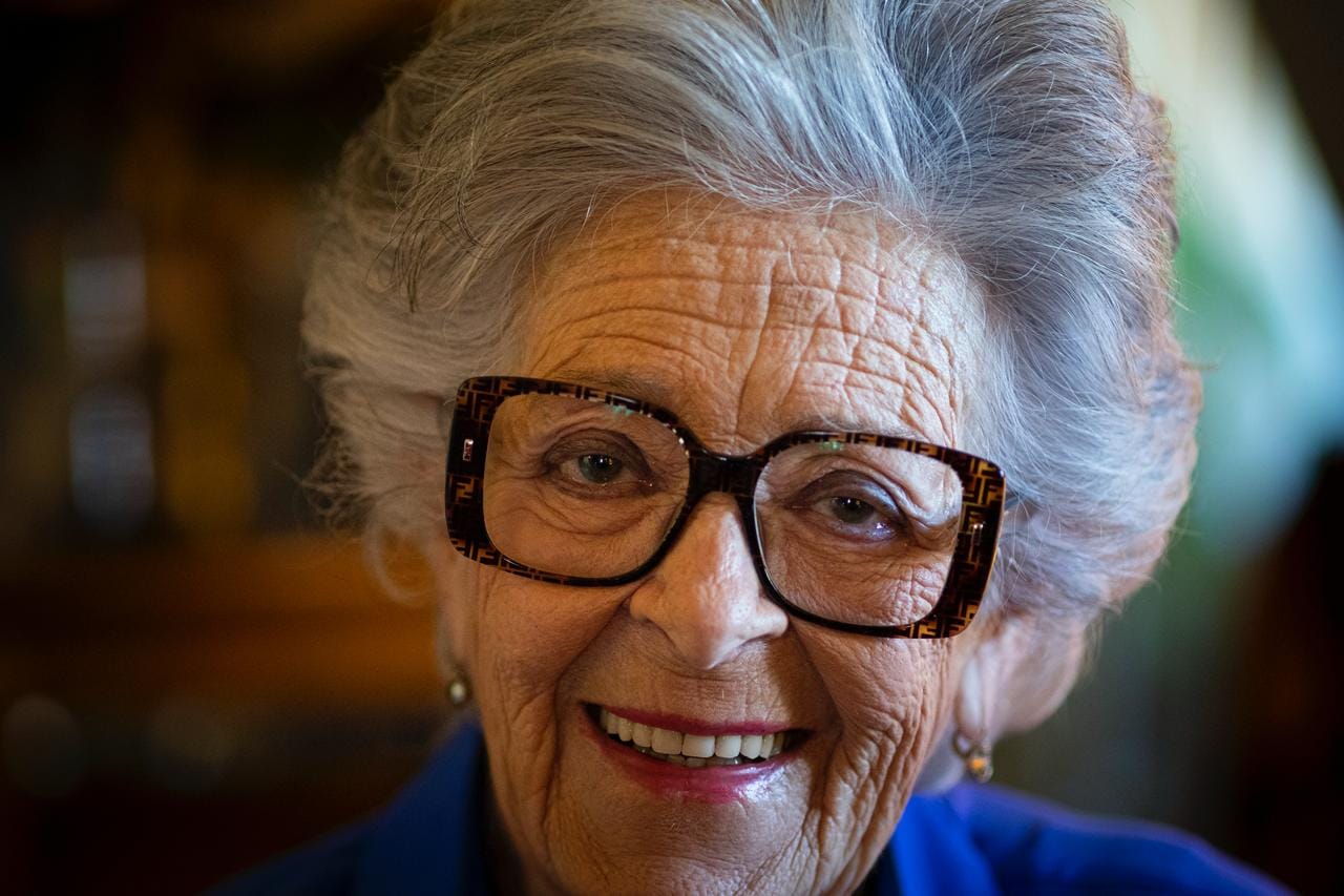 Government awards Medal of Cultural Merit to Simone de Oliveira on World Theatre Day