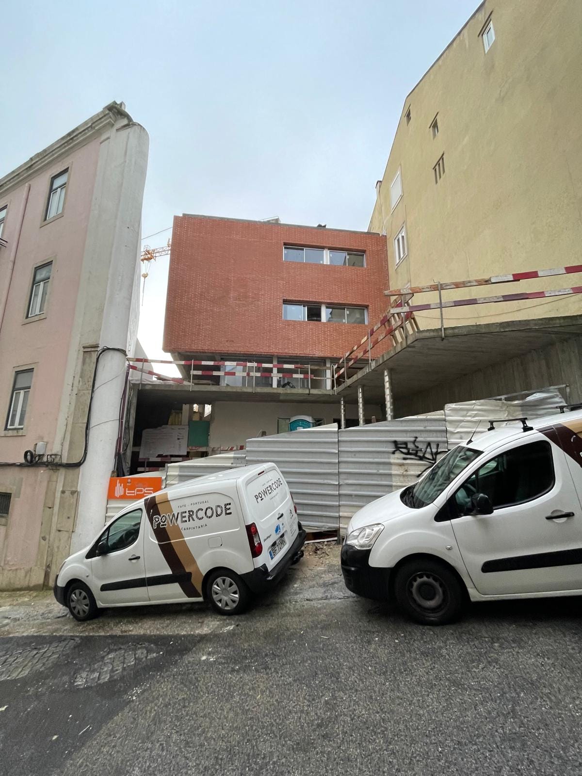 Lisbon: Guardians of EB1 Rainha Santa Isabel school question grouping change without debate