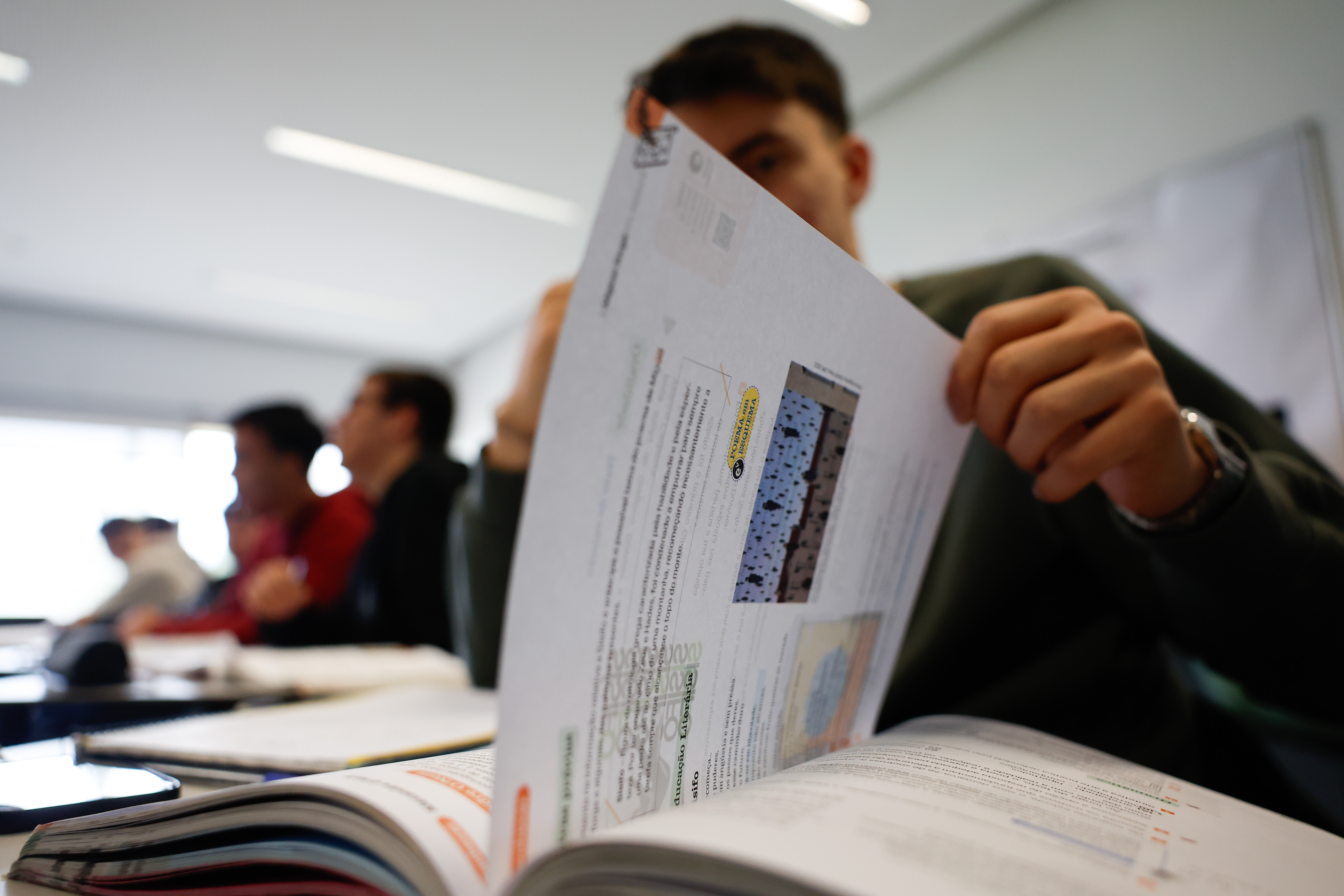 Fenprof warns that around 40,000 students were without a teacher in the second term