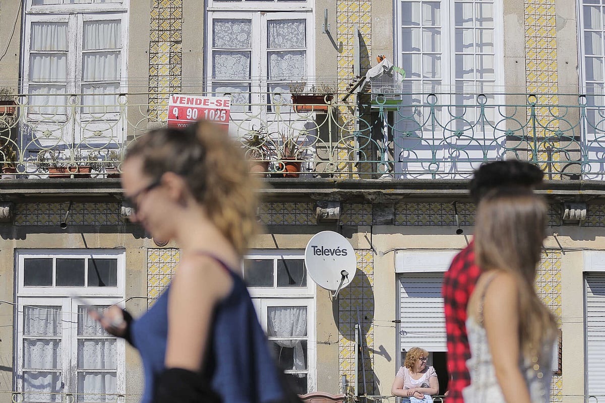 Young people buy homes "with reduced financial margins and high sensitivity" to economic changes