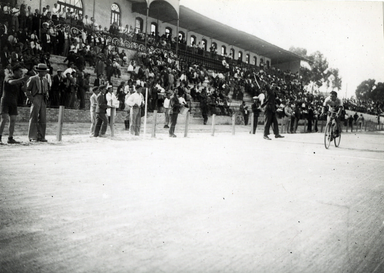1933. A Porto-Lisbon cycling race featuring records from a cycling 'ace'
