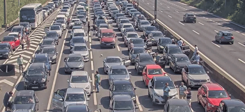 Traffic restored on the 25 de Abril Bridge after an accident delayed Benfica's arrival at Alvalade