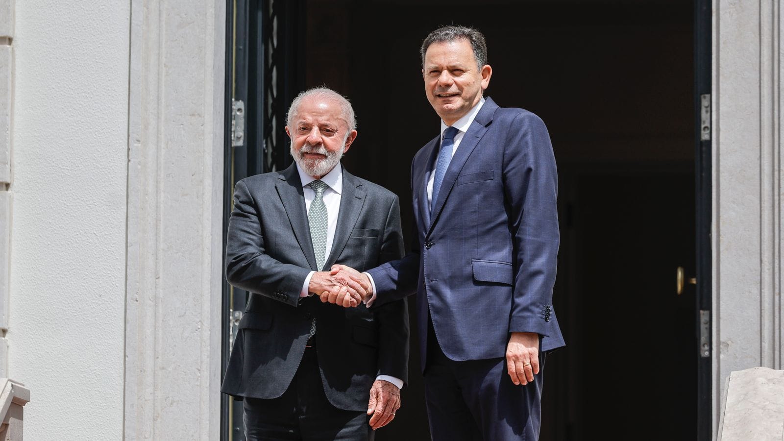 Lula's visit begins with protests: 'Lula, thief, your place is in prison' versus 'No more fascism'
