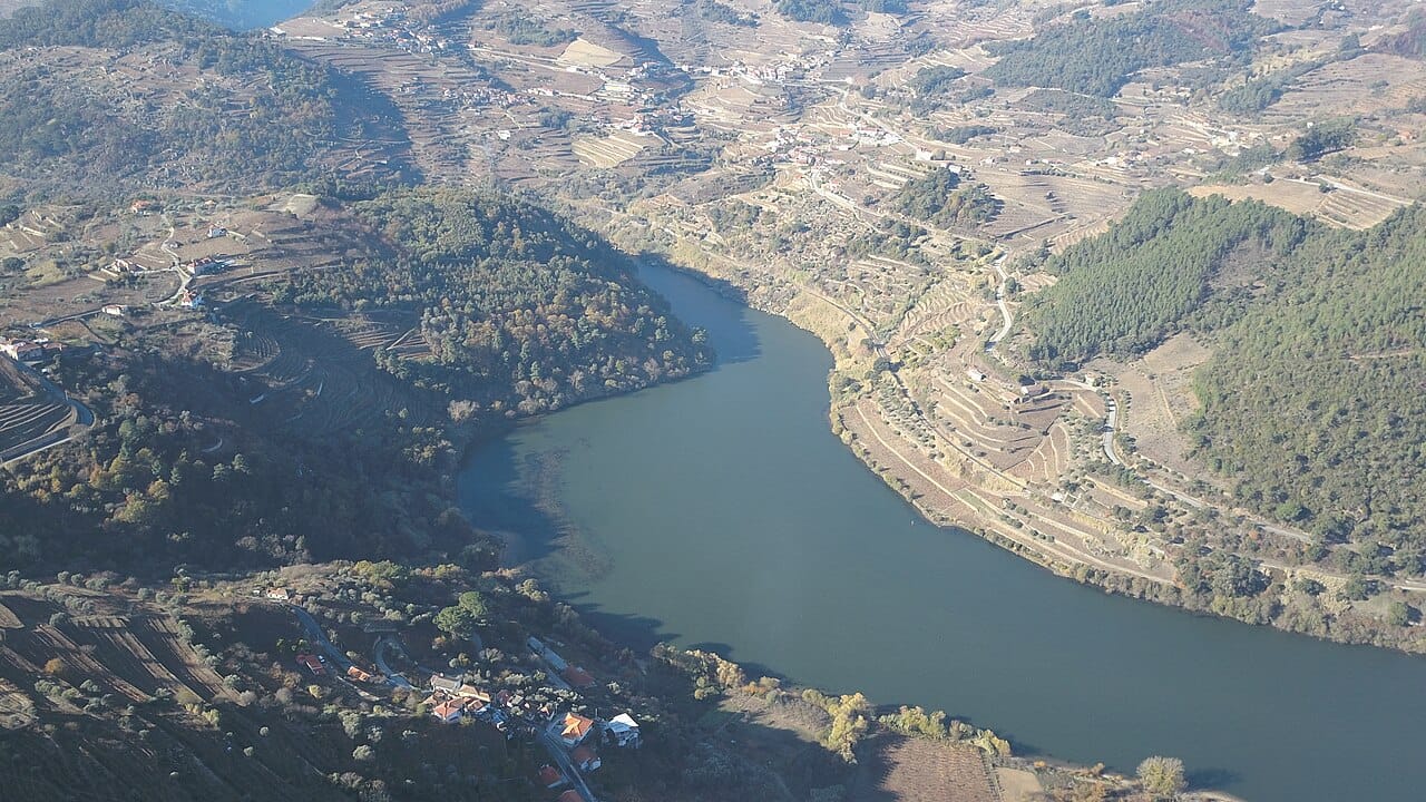 Recreational boat sinks in the Douro River. One person is missing and two sustained minor injuries