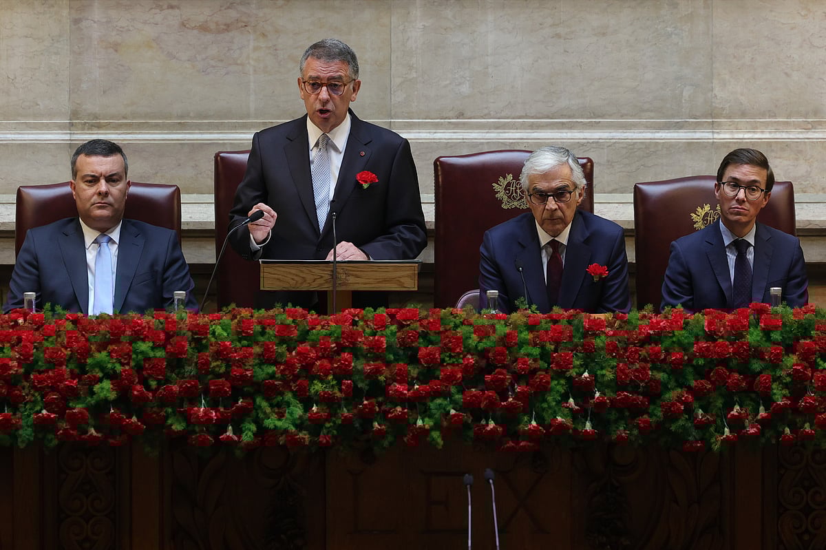 Call for transparency in party donations and attacks on the 'owners of April' mark solemn session