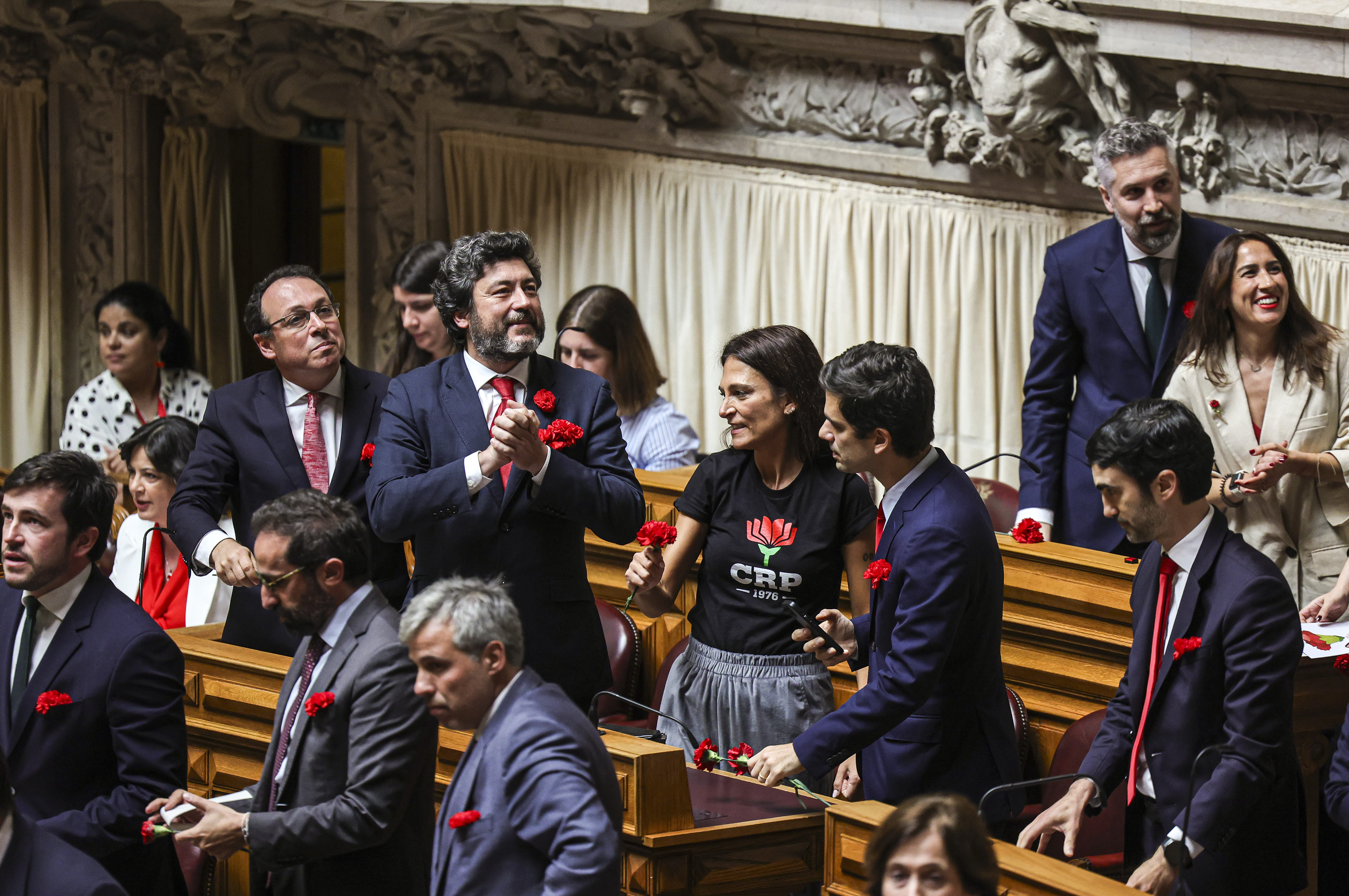 Aguiar-Branco will not react to deputy Delgado Alves turning his back during the 25th of April session